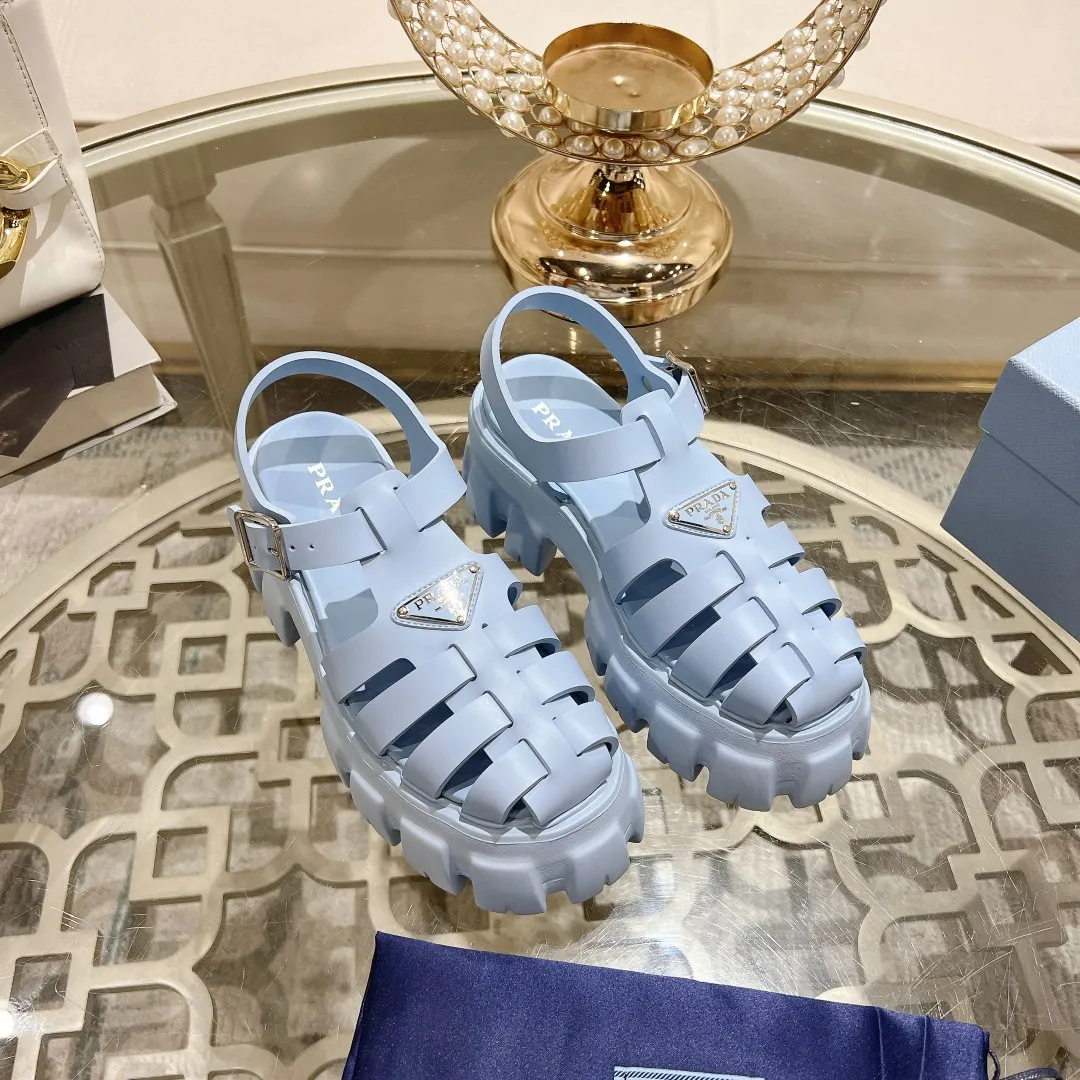 👟👟Ex-factory price 440👟👟 Prada's new spring and summer sawtooth Roman thick-soled rubber sandals, retro, fashionable and avant-garde gear teeth 55mm, thick-soled soles with rubber uppers, making the whole pair of shoes light and comfortable, bright colors, satisfying a variety of choices for fashionable people with different styles! The iconic metal triangle logo is paired with the shape of ancient beach sandals. Every design element is fashionable! Code number 35-40